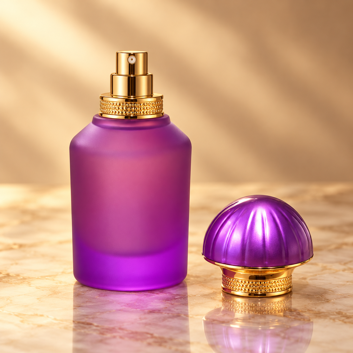 Flacon de Parfum en Verre Violet – 50 ml | Vaporisateur Doré & Bouchon Dôme