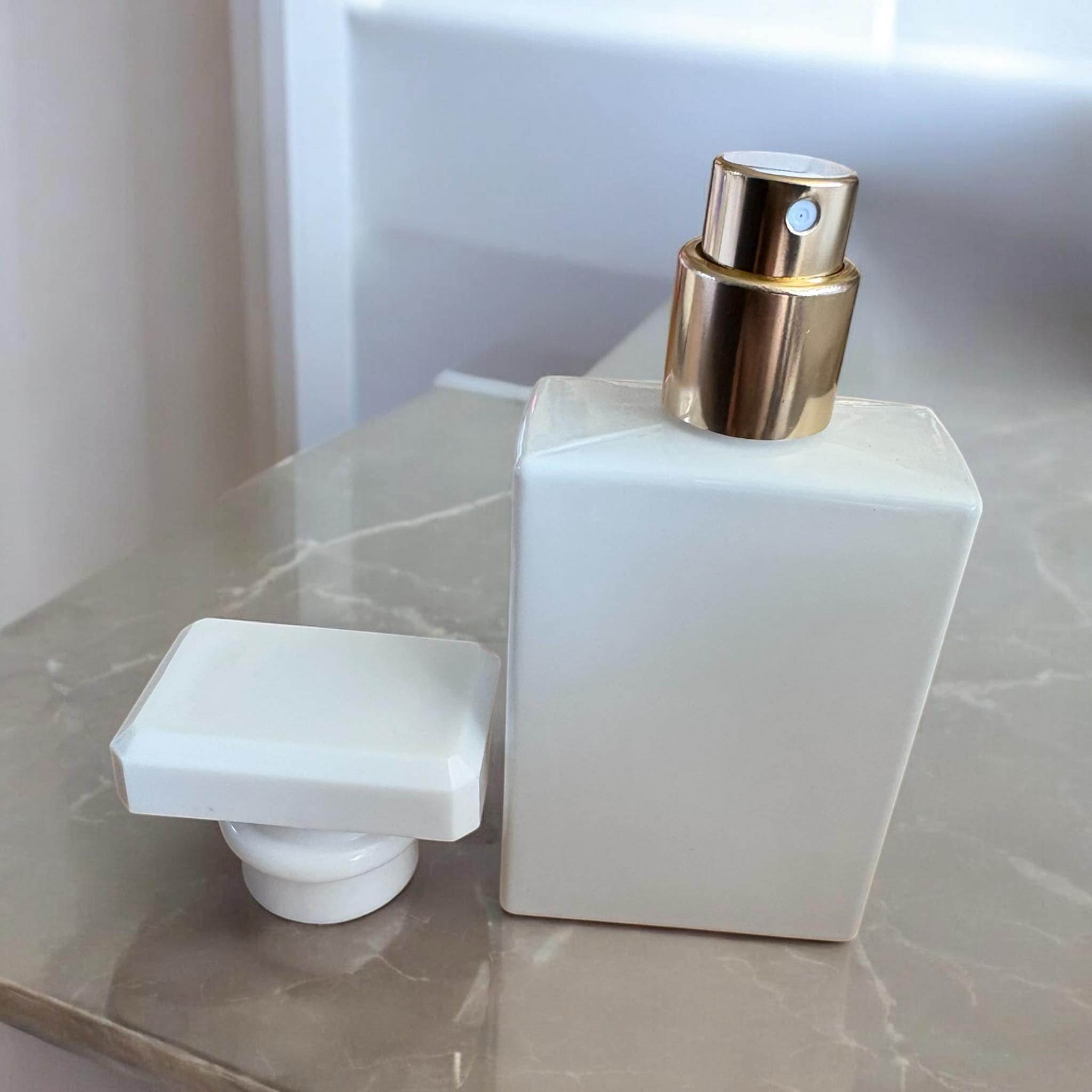 Flacon de parfum blanc en verre 30ml ou 50ml