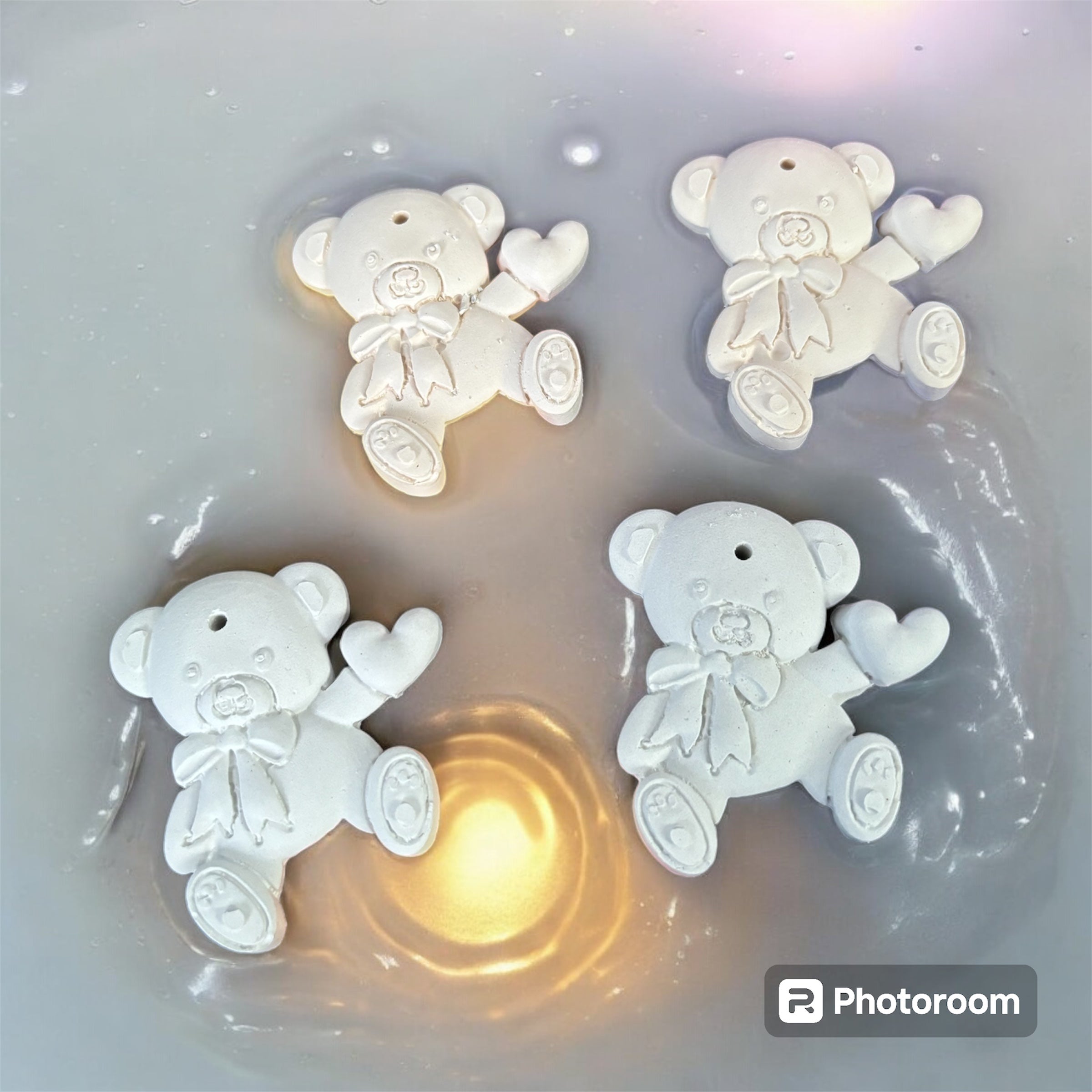 Suspension en plâtre ourson avec cœur