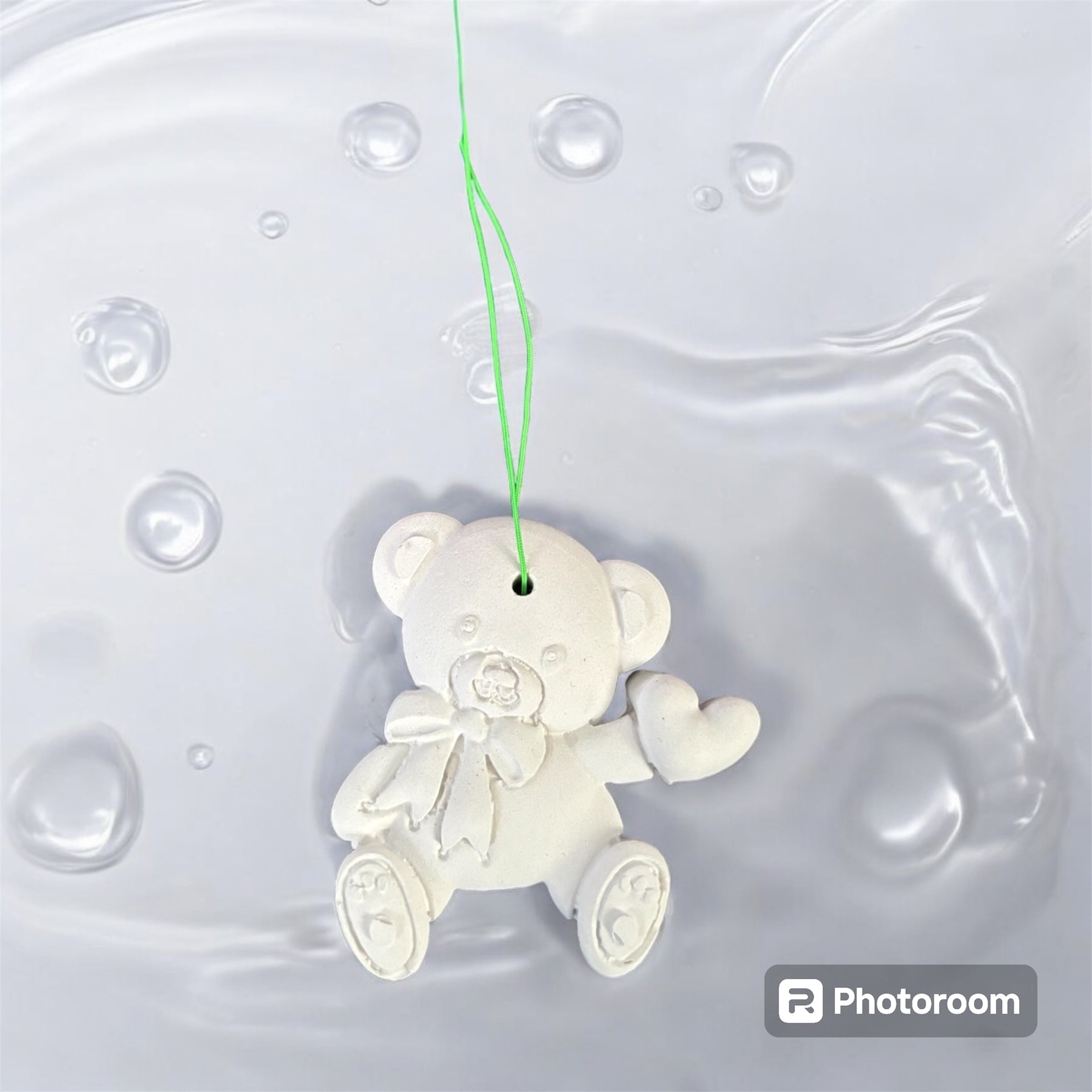 Suspension en plâtre ourson avec cœur