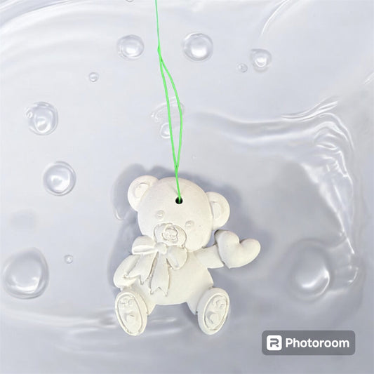 Suspension en plâtre ourson avec cœur